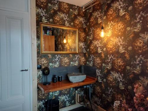 祖特尔梅尔Sweetlake的浴室设有水槽和墙上的镜子