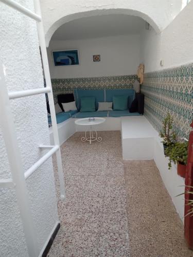 西迪·布·赛义德Maison à Sidi Bou Said的客厅配有沙发和桌子