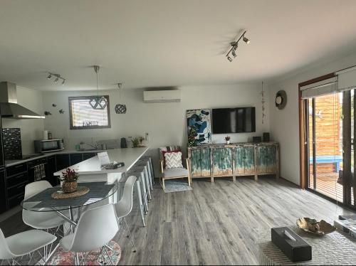 卡尔斯OwLHouse on Island的厨房以及带桌椅的起居室。