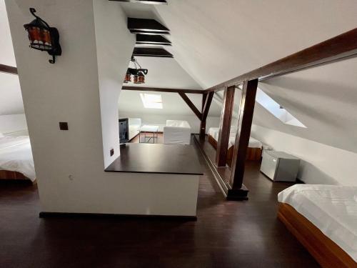 普雷代亚尔Pension Casa del Sol Predeal的阁楼间设有楼梯和卧室
