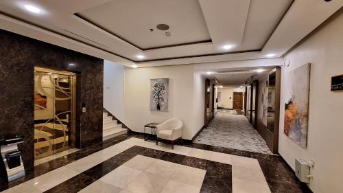 哈费尔巴廷Tulip Plaza Hotel的走廊设有楼梯、椅子和桌子