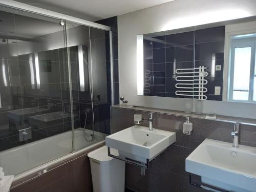 MattenNEW.. Matten Central Family Suite, sleeps 4的浴室设有2个水槽、镜子和浴缸。