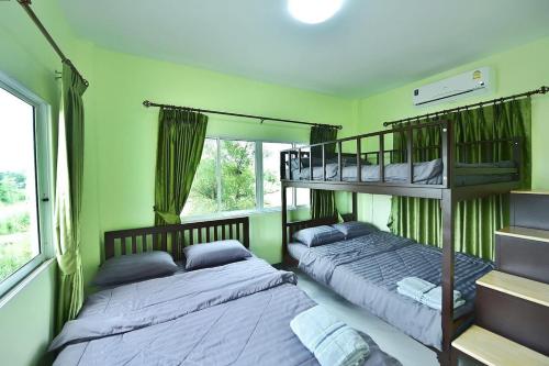 邦萨雷พูลวิลล่ากาโป้ บางเสร่的绿墙客房内的两张床