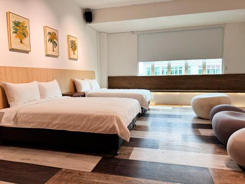 马六甲Inang Street Stay - Cheng Business Park的酒店客房设有两张床和窗户。