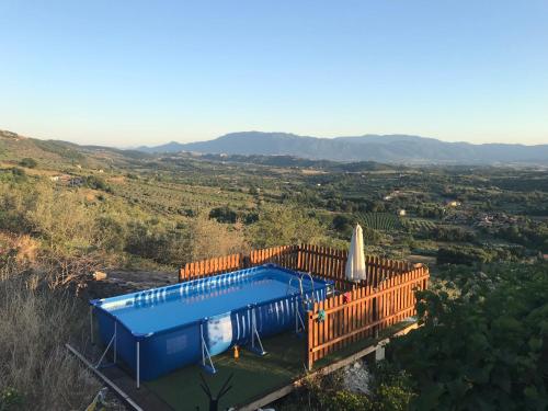 PiglioHouse near Rome with Beautiful Views and Pool的山丘上游泳池的顶部景色