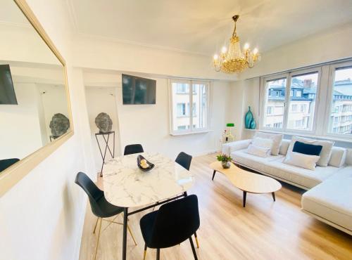 卢森堡Home Sweet Home - Design & Zen的客厅配有桌椅和沙发