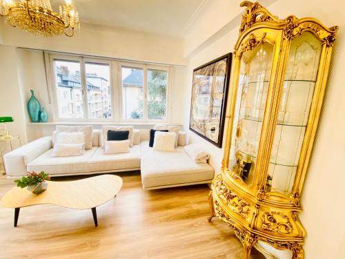 卢森堡Home Sweet Home - Design & Zen的客厅配有金色镜子和沙发