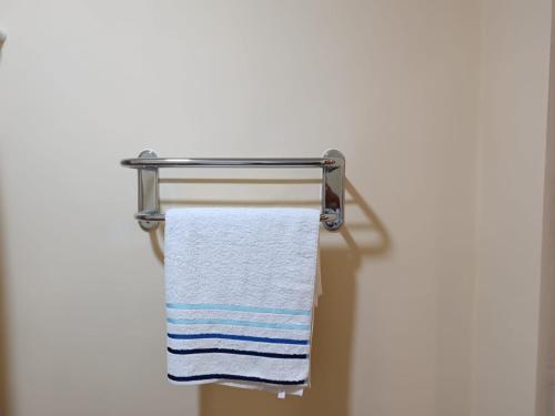 戈里斯Verishen Guest House B&B的浴室毛巾架上的毛巾