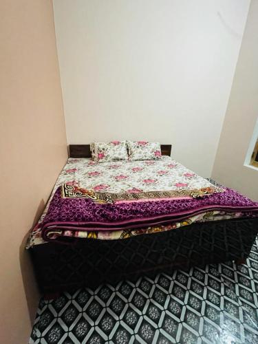 AyodhyaAshu Homestay的一张床上的被子