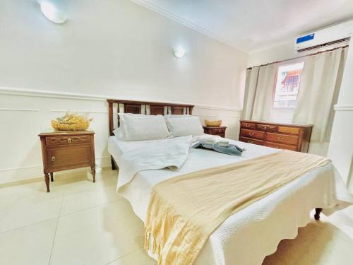 门多萨Amplio Depto excelente ubicación的一间卧室设有两张床和两个床头柜