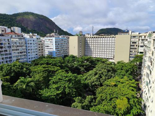 里约热内卢A uma quadra da praia de Copacabana的享有拥有建筑和树木的城市美景
