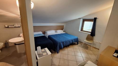 伊塞尔尼亚B&B Villa Maria Paola - Alloggi Temporanei Isernia的一间设有蓝色床和水槽的小卧室
