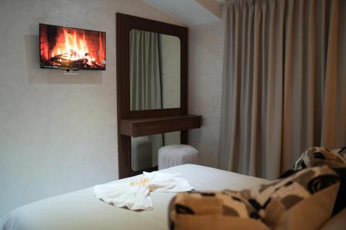 艾兹鲁Le Rocher De L'Atlas的一间卧室配有一张床、镜子和电视