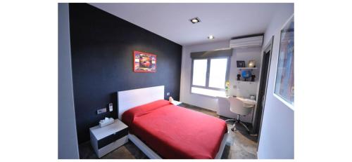 耶克拉VILLA CAMPO PREMIUM的卧室配有红色的床和水槽