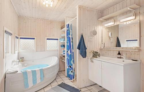 霍恩拜克3 Bedroom Nice Home In Hornbk的白色的浴室设有浴缸和水槽。