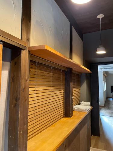 洲本市etoile inn sumoto - Vacation STAY 49252v的配有带木制百叶窗的柜台的房间