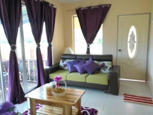 瓜埠Langkawi Homestay Bunga Padi的客厅配有沙发和桌子