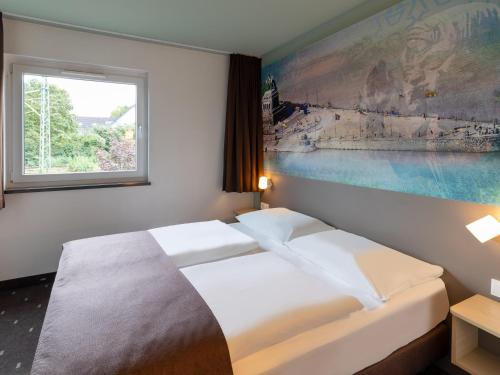 科布伦茨科布伦茨B&B酒店的酒店客房设有两张床和窗户。