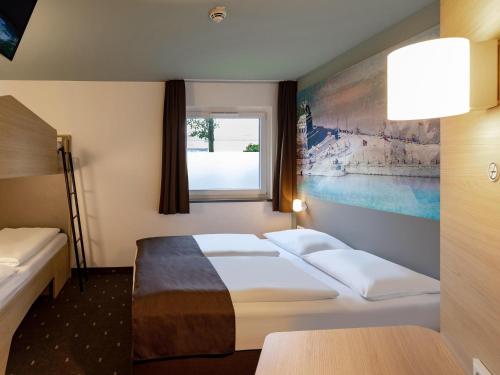 科布伦茨科布伦茨B&B酒店的酒店客房设有两张床和窗户。