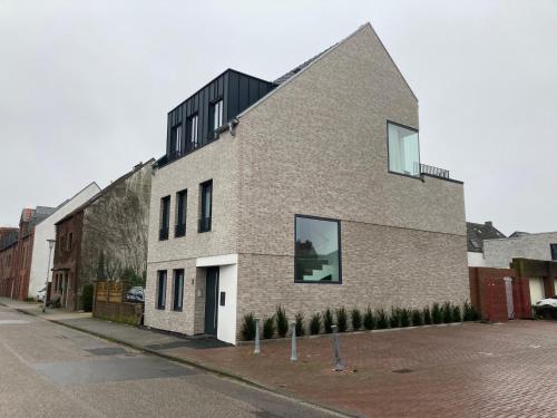 克桑滕Stilvolles Zimmer mit Bad im historischen Stadtkern von Xanten的城市街道上一座大型砖砌建筑