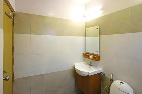 新德里Hotel Aeroporto Near By Delhi International Airport的一间带水槽和镜子的浴室