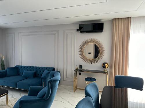 武科瓦尔APARTMANI JERKOVIĆ - DUNAV 1 - Premium的客厅配有蓝色的沙发和镜子