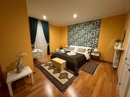 阿韦扎诺Casina Dei Marsi的一间卧室设有一张床和一间客厅。