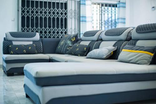 KasoaPro CeDi Ventures Self-catering的一排带枕头的蓝色长椅