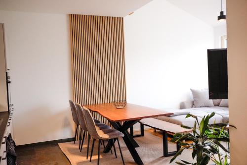 万根伊姆阿尔戈伊Trautesheim Ferienwohnungen的一间带桌椅和沙发的用餐室