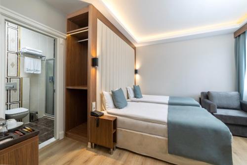 伊斯坦布尔黑色郁金香酒店的一间酒店客房 - 带一张床和一间浴室