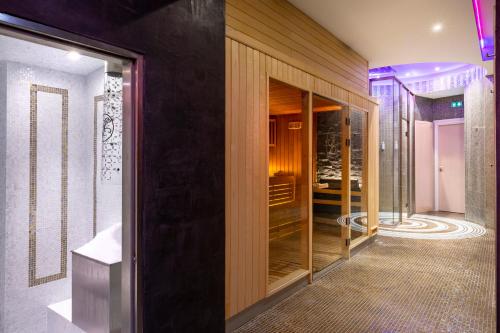 谷雪维尔拉纳酒店的一间带步入式淋浴间和玻璃门的浴室