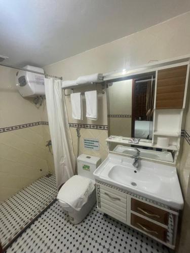 河江Holly's Hostel Ha Giang B&B的一间带水槽和镜子的浴室