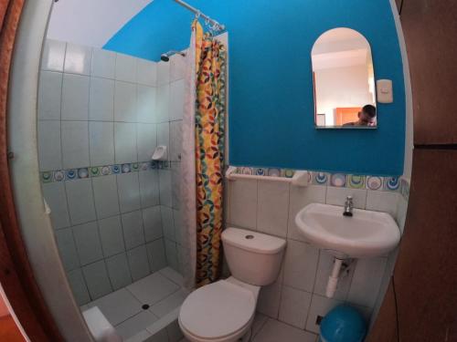 塔拉波托Shoffi's House Backpackers的一间带卫生间和水槽的浴室