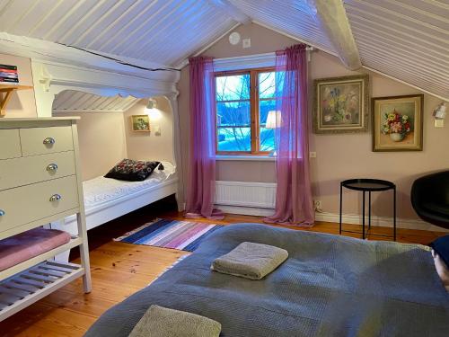 DjurasVilla Wargquist的一间卧室设有一张床和一个窗口