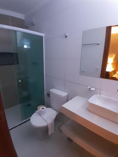 阿拉卡茹Hotel Da Orla的浴室配有卫生间、盥洗盆和淋浴。