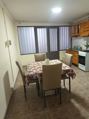 Las Herasla pipi的厨房里设有1间带桌椅的用餐室