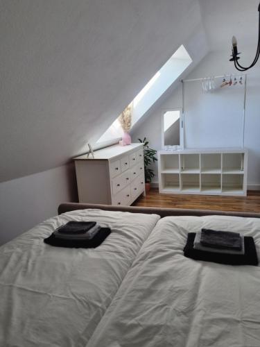 维滕Wohlfühlende Wohnung nähe Dortmund的一间卧室配有一张床、一个梳妆台和一扇窗户。