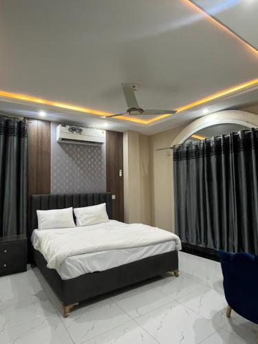 KhāriānKharian-Inn Hotel的一间卧室,卧室内配有一张大床