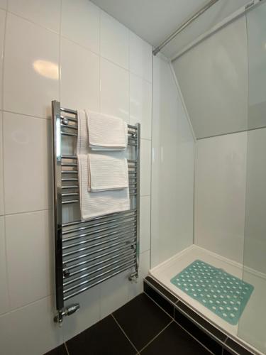 金斯林Bellfosters的浴室配有毛巾架和毛巾