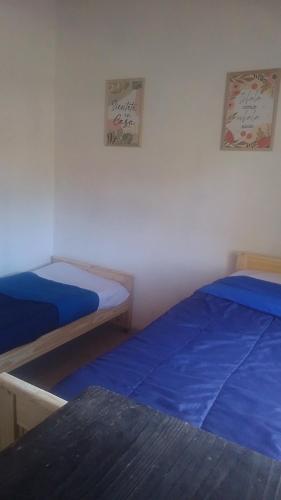 Del VisoComplejo Martins Pilar的配有蓝色床单的客房内的两张床