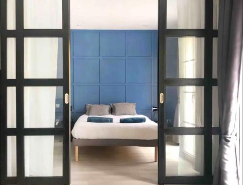 布尔戈斯Loft Catedral的一间卧室配有一张蓝色墙壁的床