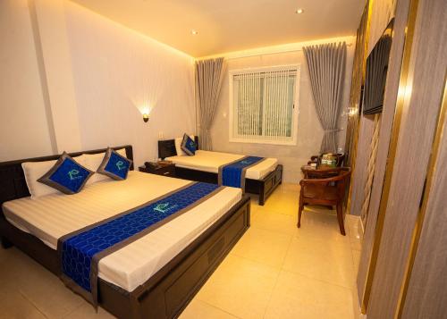 Cao Lãnh普科酒店的酒店客房配有两张床和一张书桌