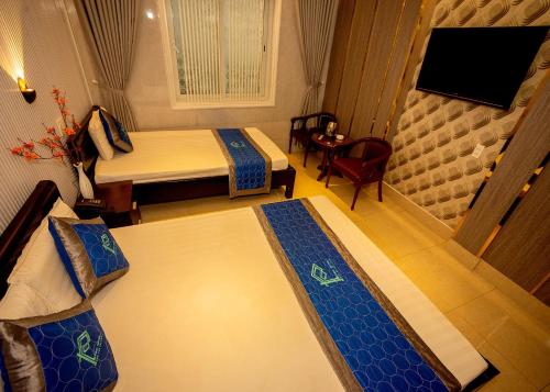 Cao Lãnh普科酒店的酒店客房设有两张床和电视。