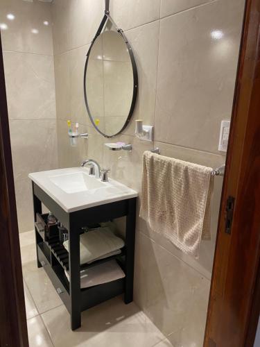 马德普拉塔Santa Cruz 5761的一间带水槽和镜子的浴室