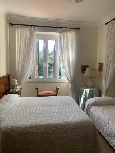 托尔维加塔奥尔斯尼别墅 的一间卧室设有两张床和窗户。
