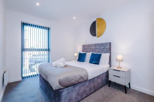 伯明翰Axium Suite- Modern 2 bed in Birmingham City Centre- Perfect for Business, Family and Leisure Stays的一间卧室设有一张大床和一个窗户。