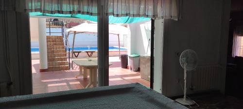 圣玛丽亚港Chalet Valdelagrana的一间卧室享有带游泳池的庭院的景致。