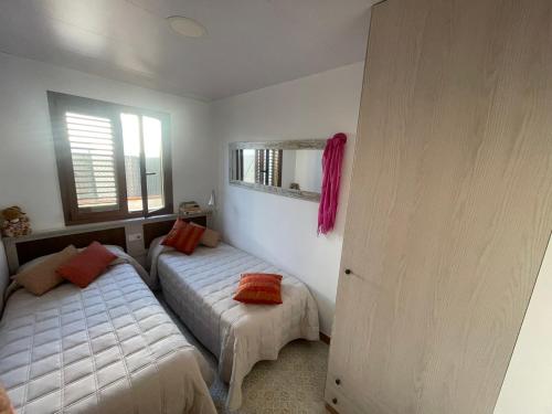 奥利瓦Apartament Tere的一间卧室设有两张床和窗户。