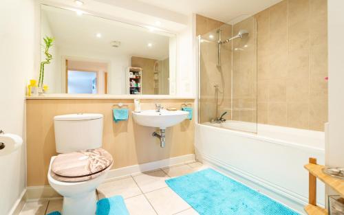 伦敦1 bedroom stylish apartment in zone 2 close to center - whole apartment的浴室配有卫生间、盥洗盆和浴缸。