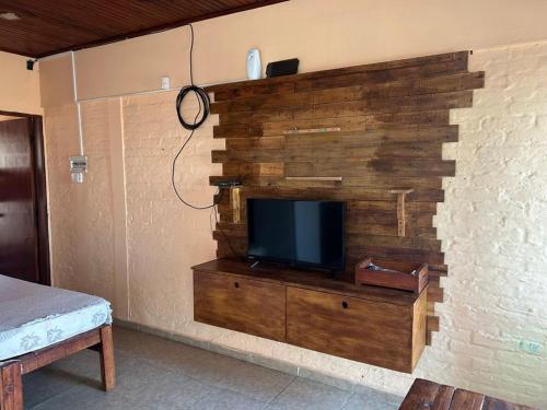 派桑杜Apartamento paysandu的木墙上的平面电视